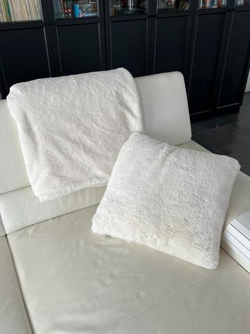 Mooi fluffy roomwit plaid en kussen van Casa beschikbaar voor biedingen