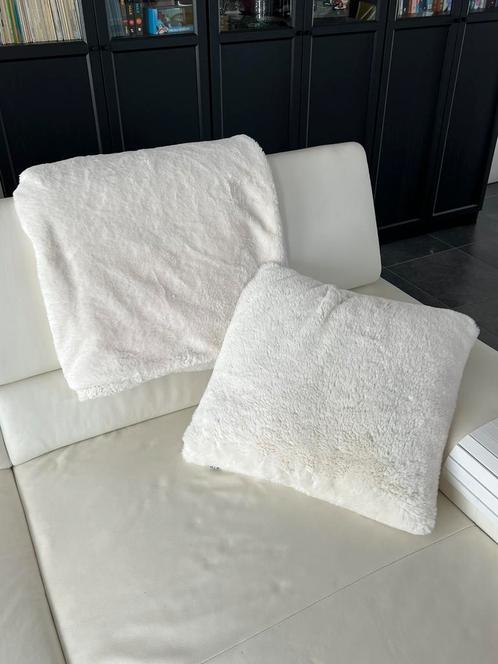 Mooi fluffy roomwit plaid en kussen van Casa, Huis en Inrichting, Woonaccessoires | Kussens, Zo goed als nieuw, Ophalen of Verzenden