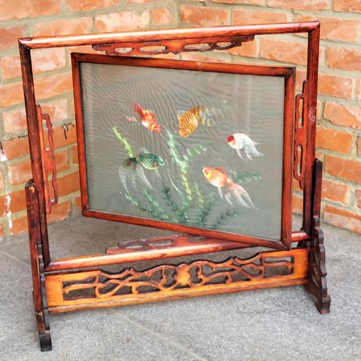 Chinees tafelscherm. Genaaid decor van vissen. Zijde., Huis en Inrichting, Woonaccessoires | Kamerschermen, Zo goed als nieuw
