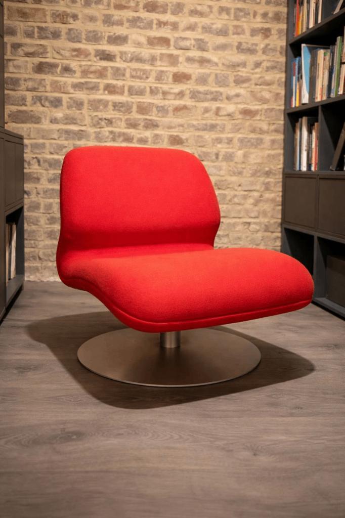 Republic of Fritz Hansen–Attitude lounge chair (Morten Voss), Huis en Inrichting, Stoelen, Gebruikt, Eén, Metaal, Stof, Rood, Ophalen of Verzenden