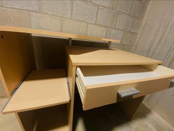Bureau in goede staat beschikbaar voor biedingen