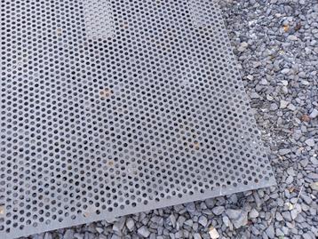 1 geperforeerde staalplaat 300x101x2 mm dik gaten dia 10 mm beschikbaar voor biedingen