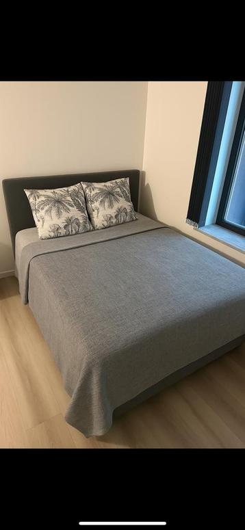 Bed met matras en topmatras beschikbaar voor biedingen