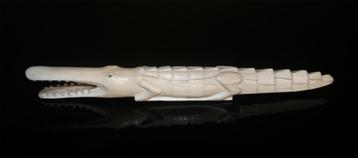 Zeer oude krokodil gesneden uit ivoor, periode vóór WW2 beschikbaar voor biedingen