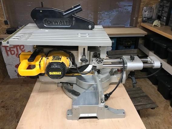 Scie à onglet radiale et à table supérieure DEWALT, Bricolage & Construction, Outillage | Scies mécaniques, Utilisé, Scie à onglet