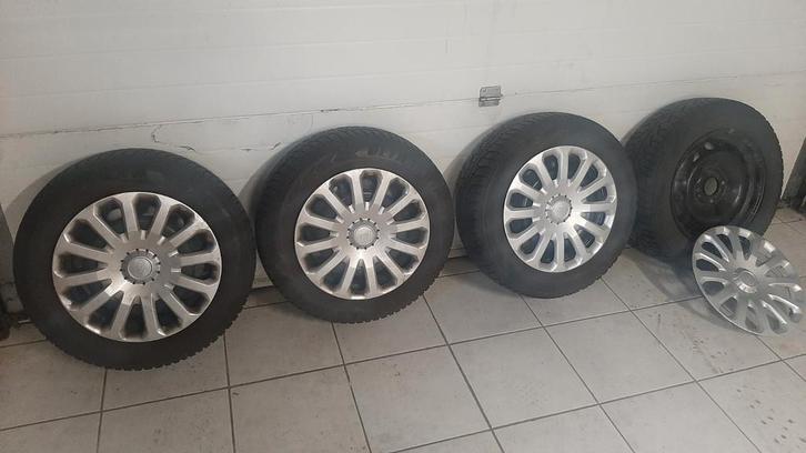 4 Pneus hiver sur jante +enjoliveurs FORD, Autos : Pièces & Accessoires, Pneus & Jantes, Pneu(s), Pneus hiver, Autre, Autre, Enlèvement