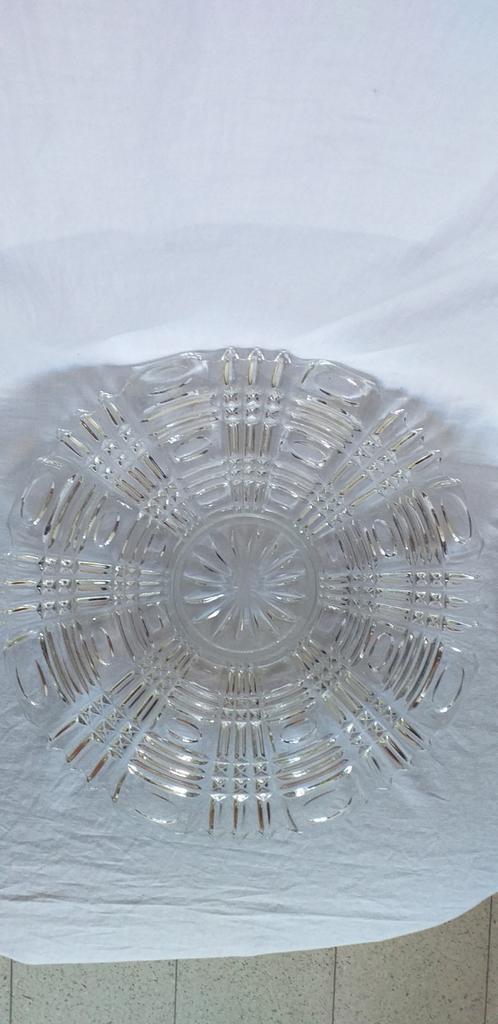 Grand plat rond en verre moulé ciselé 31 cm, Antiquités & Art, Antiquités | Verre & Cristal, Enlèvement ou Envoi