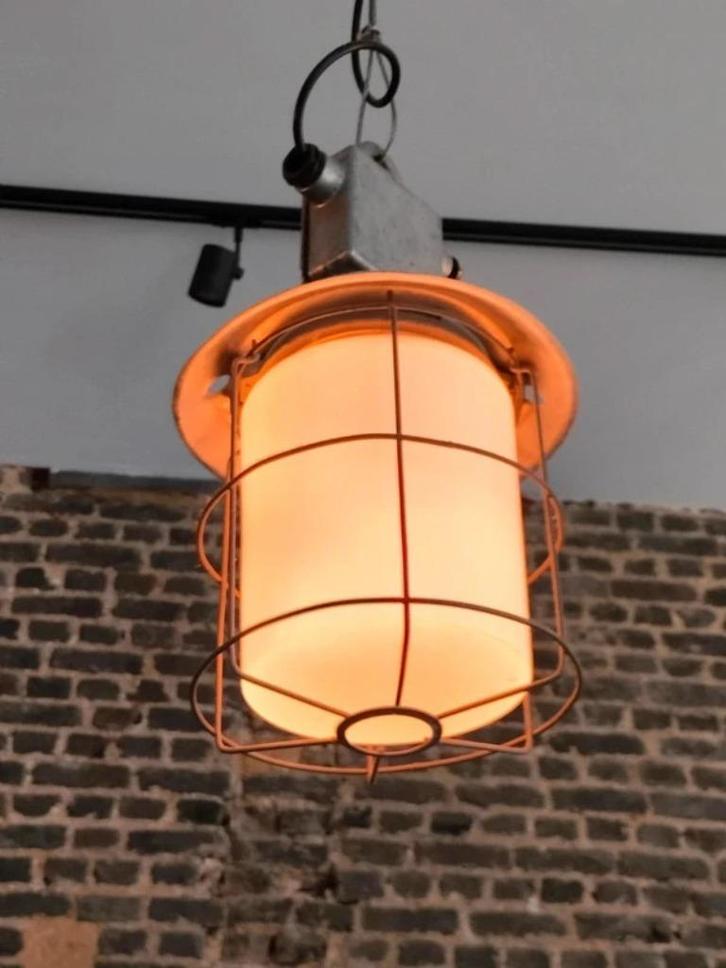 Industriële vintage lamp / kooilamp / bunkerlamp, Huis en Inrichting, Lampen | Hanglampen, Gebruikt, Minder dan 50 cm, Glas, Metaal