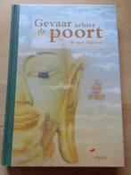 Gevaar achter de poort - Roger Stassen, Roger Stassen, Ophalen of Verzenden, Zo goed als nieuw, Fictie