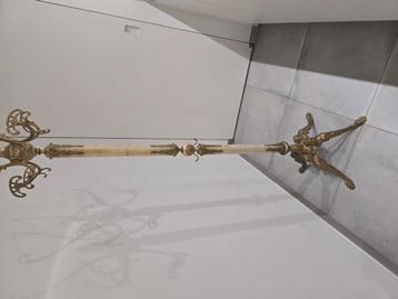 marmeren kapstok en asbak beschikbaar voor biedingen