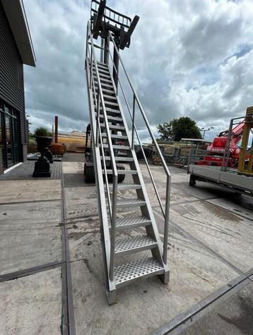 RVS steektrap bordestrap trap trappen leuning treden