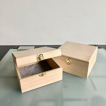 2 houten kistjes beschikbaar voor biedingen