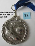 grande médaille de FOOTBALL argentée sur ruban., Autres matériaux, Enlèvement ou Envoi