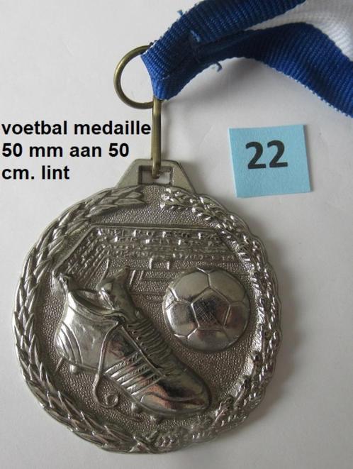 grote zilverkleurige VOETBAL medaille aan lint., Postzegels en Munten, Penningen en Medailles, Overige materialen, Ophalen of Verzenden