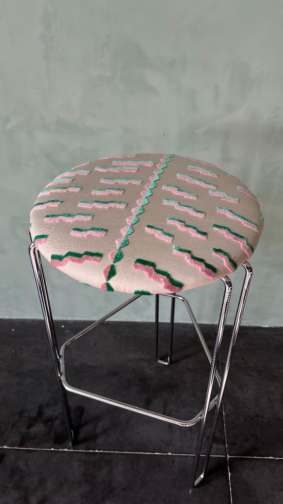 4 tabourets vintage années 70, Huis en Inrichting, Barkrukken, Zo goed als nieuw, Metaal, 4 krukken, Met voetsteun, Ophalen