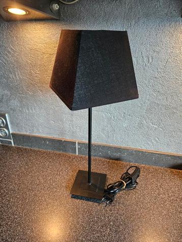 Belle petite lampe de table, au design moderne fin.