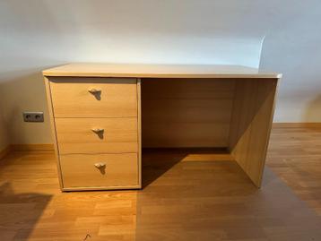 Stevige bureau uit hout beschikbaar voor biedingen