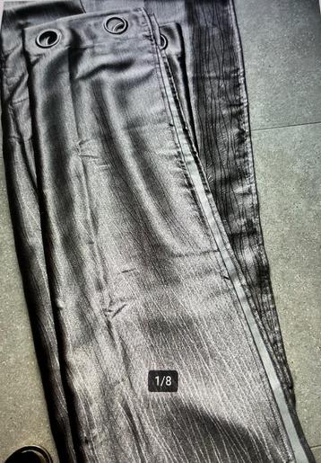 Draperies met ringen beschikbaar voor biedingen
