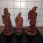 Bois sculpté, signé. 35 cm et 26 cm, sur pied., Enlèvement ou Envoi, Comme neuf