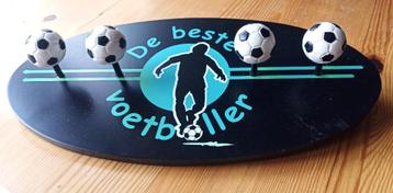 leuke kapstok voor de voetballer (in spé) met vier "haken" beschikbaar voor biedingen