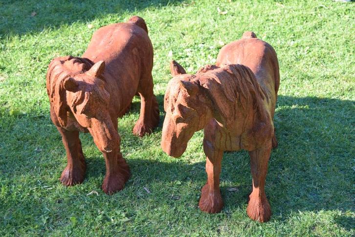 GEPATINEERDE GIETIJZEREN WERKPAARDEN (het paar)., Tuin en Terras, Tuinbeelden, Zo goed als nieuw, Dierenbeeld, Overige materialen