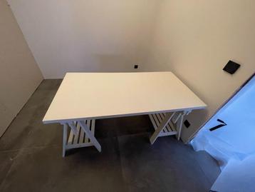 Bureau met 2 staanders en een werkblad beschikbaar voor biedingen