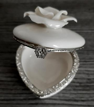 Juwelendoosje voor ringen beschikbaar voor biedingen