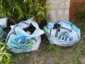 2 big bags met kleine kasseien beschikbaar voor biedingen