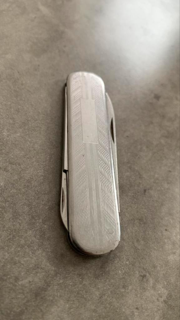 Victoria Victorinox zeldzaam 74 mm 🇨🇭, Caravans en Kamperen, Kampeergereedschap, Gebruikt, Ophalen of Verzenden
