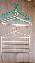 4 kleerhangers + 1 multifunctionele kleerhanger, Ophalen of Verzenden, Gebruikt, Kunststof, Kinderen en Volwassenen
