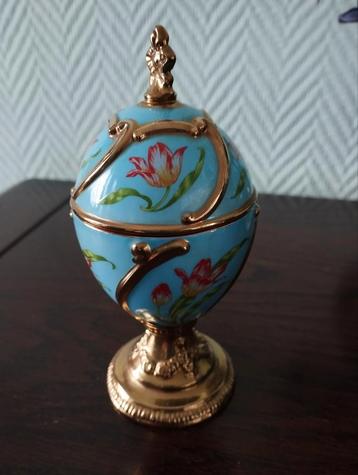 Boîte à musique oeuf en porcelaine style Faberge
