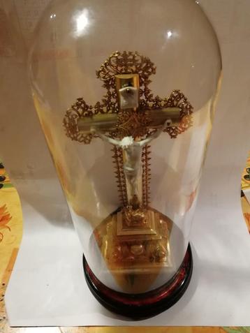 Glazen wereldbol met kruisbeeld op kruis
