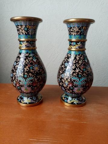 Paar Chinese metalen cloisonne vaas uit 1970 (20cm) beschikbaar voor biedingen