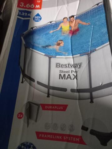 Ruim en compleet Bestway opzetzwembad beschikbaar voor biedingen