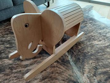 schommelpaard, olifant beschikbaar voor biedingen