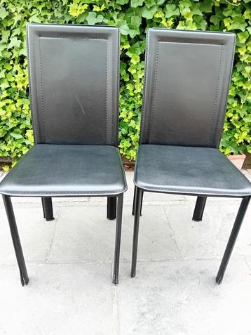 Set van 2 zwarte stoelen beschikbaar voor biedingen