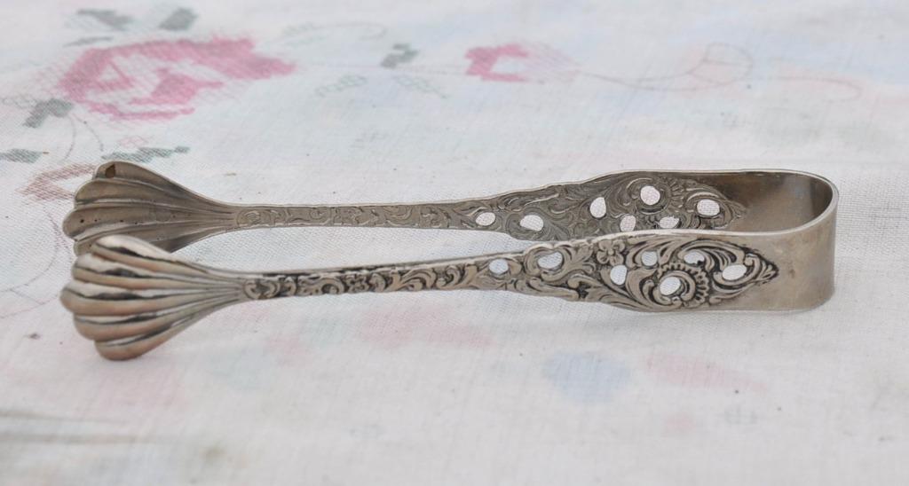 pince a sucre motif ajouré et bout coquillage, Enlèvement ou Envoi