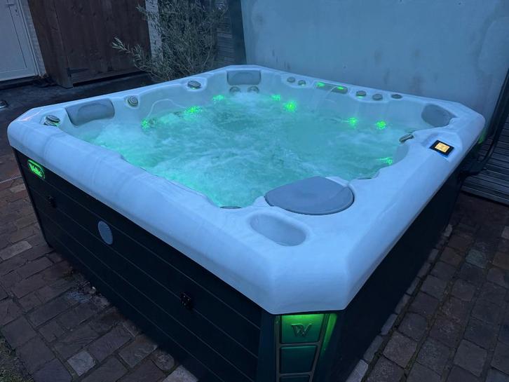 Wellis Jacuzzi Malaga, Tuin en Terras, Bubbelbaden en Hottubs, Zo goed als nieuw, Vast, Afdekzeil, Filter, Pomp, Trap, Ophalen