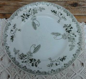 Oud Frans bord met groene bloemen, St.Amand , Terre de Fer beschikbaar voor biedingen