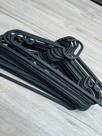 Portemanteaux noirs, Enlèvement, Comme neuf