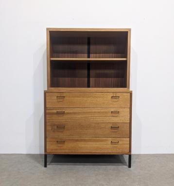 Vintage dressoir met planken beschikbaar voor biedingen