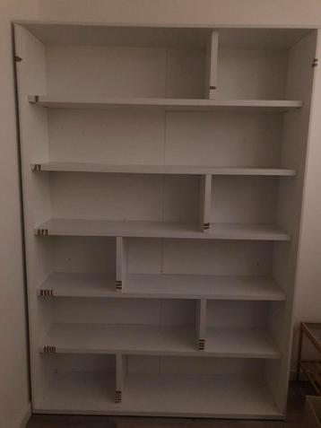 Zware boekenkast beschikbaar voor biedingen