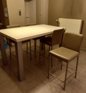 Hoge tafel + 4 stoelen beschikbaar voor biedingen