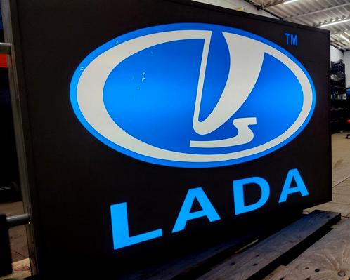 LADA lichtreclame, Verzamelen, Merken en Reclamevoorwerpen, Zo goed als nieuw, Ophalen