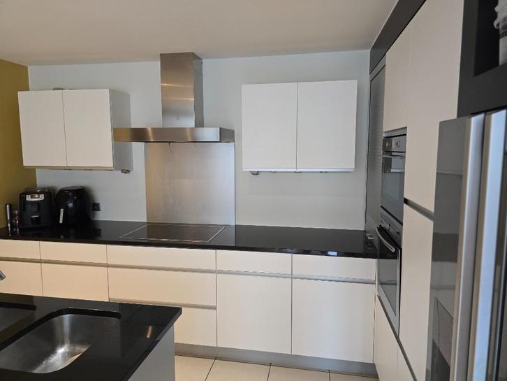 Keuken met eiland en granieten werkblad in goede staat, Huis en Inrichting, Keuken | Complete keukens, Gebruikt, Hoekkeuken, Wit