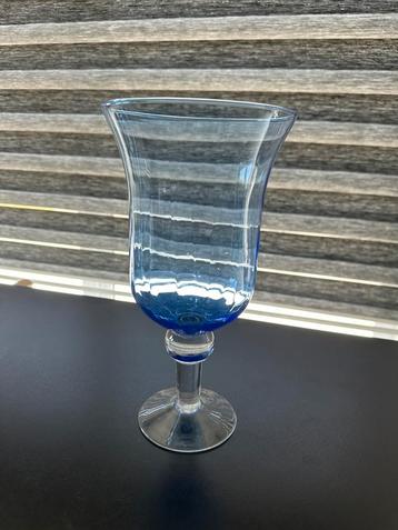 Vase décoratif en verre bleu – 28,5 cm de haut beschikbaar voor biedingen