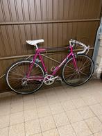 Roze retro koersfiets, Ophalen