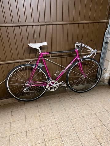 Roze retro koersfiets beschikbaar voor biedingen