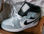 Nike air Jordan mid wit en grijs 1 t 40, Kleding | Heren, Overige kleuren, Nike, Nieuw, Ophalen of Verzenden