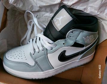 Nike air jordan mid blanche et grise 1 t 40, Neuf, Enlèvement ou Envoi, Autres couleurs, Nike